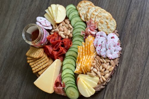 How to make an easy charcuterie board on a budget header
