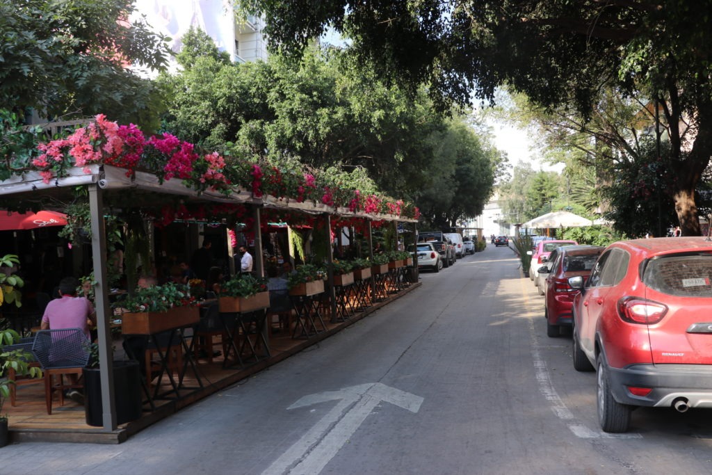 Mexico City - Polanco Street Editorial Photo - Image of blue, stores:  137795601